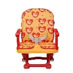 Стульчик для кормления BQ BCH012 Cat in a heart. Стульчик-бустер BQ BCH012. Гипоалергенные безопасные материалы/Съемный чехол из экокожи. Удобный, устойчив к загрязнению и легко моется/Съемная столешница/Безопасность малыша: устойчивая конструкция, нескользящие ножки, надежная фиксация на стуле, разделитель для ног для дополнительной фиксации/4 уровня высоты/Благодаря своей компактности, легкой сборке и наплечной лямке его можно брать с собой на природу, в гости или путешествие', фото2