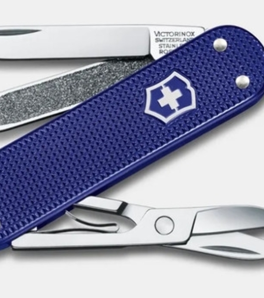 Нож перочинный Victorinox Classic Night Dive (0.6221.222G) 58мм 7функц. карт.коробка